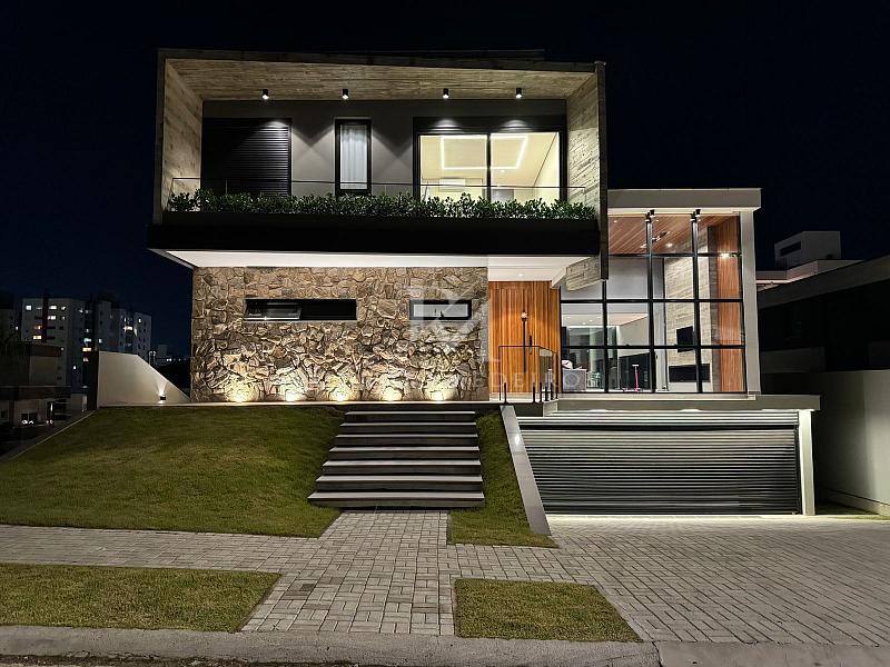 Casa triplex com 3 sutes e piscina  venda na Pedra Branca, Palho