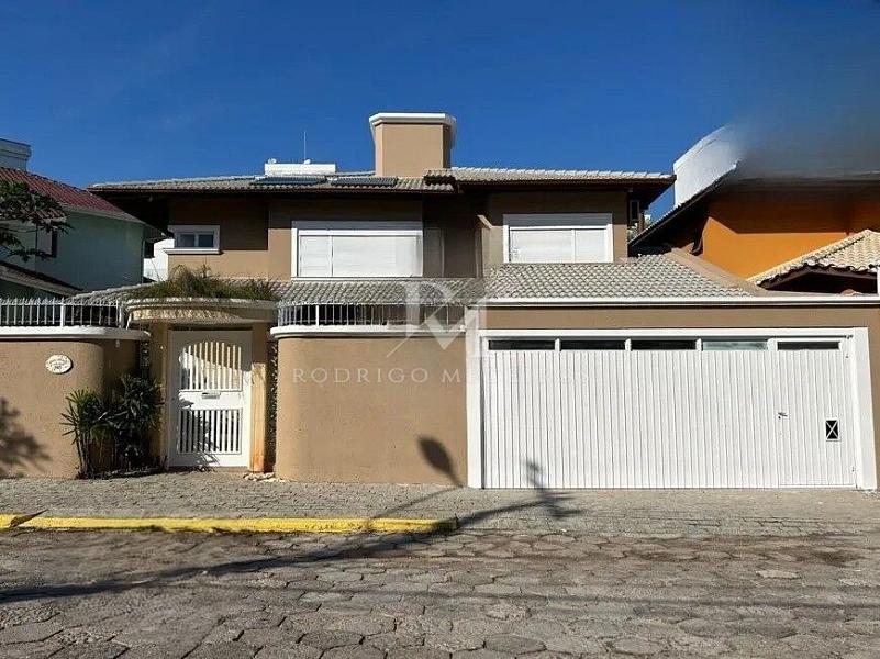 Casa com piscina e 4 sutes no bairro Joo Paulo, Florianpolis