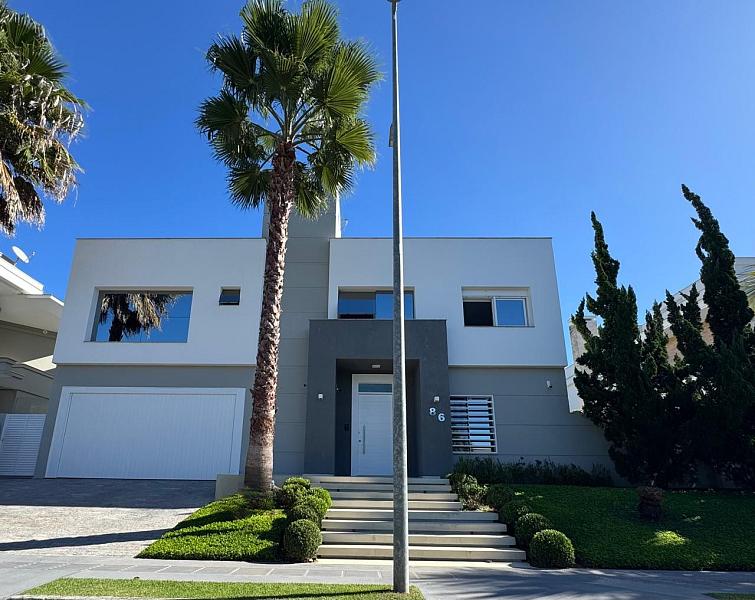 Casa com varanda gourmet e piscina em Jurer Internacional, Florianpolis