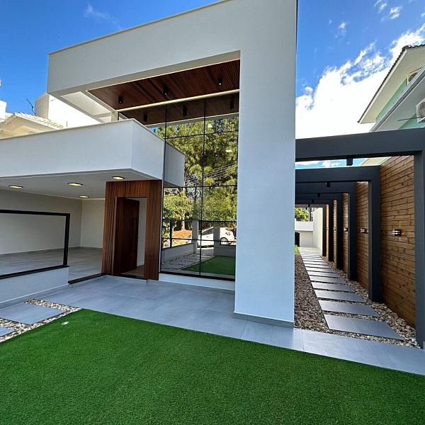 Casa  venda na Pedra Branca, Palhoa, com piscina e rea gourmet em rua tranquila