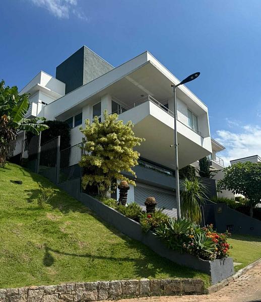 Casa ampla com 4 quartos  venda em condomnio fechado com lazer completo