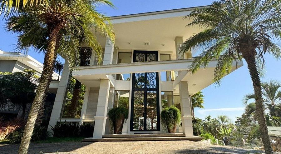 Casa  venda no Cacup, Florianpolis, com 5 sutes, vista para o mar e piscina com borda infinita