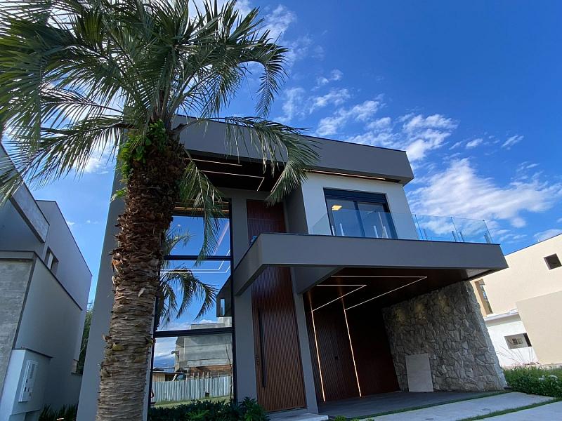 Casa  venda com 3 sutes, elevador e piscina privativa, alto padro
