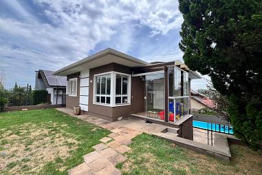 Linda casa com piscina em Campo Bom - Pronto para morar