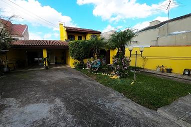 Sobrado a venda no bairro Cajuru, com 04 quartos sendo uma suíte no térreo, 02 vagas de garagem cobertas, edícula com ch