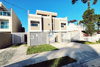 Sobrado tríplex alto padrão a venda no bairro Cajuru em Curitiba, com 03 quartos sendo uma suíte com sacada e amplo terr