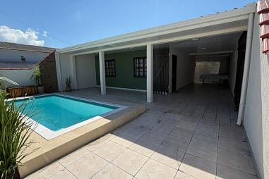 Excelente casa térrea com 3 quartos + piscina a 400 metros da praia em Guaratuba! - Pronto para morar