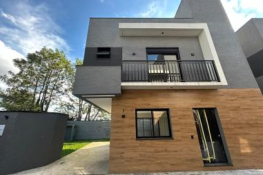 Lindo triplex com 3 quartos com um amplo terreno privativo no Xaxim! - Pronto para morar